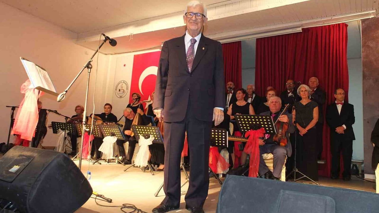 82 Yaşındaki Emekli Müsteşar, Müziğe Tutkulu Bir Koro Şefi