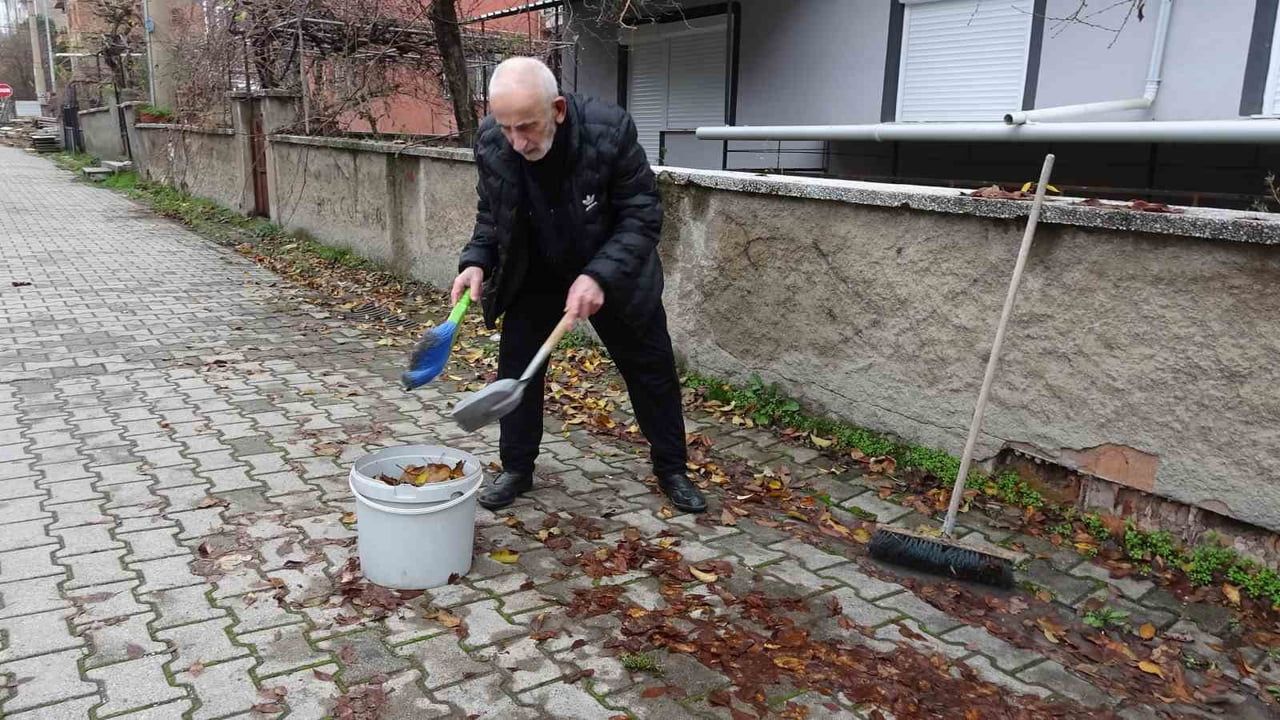 83 Yaşındaki Abdullah Kulluk'tan Temizlik Dersi