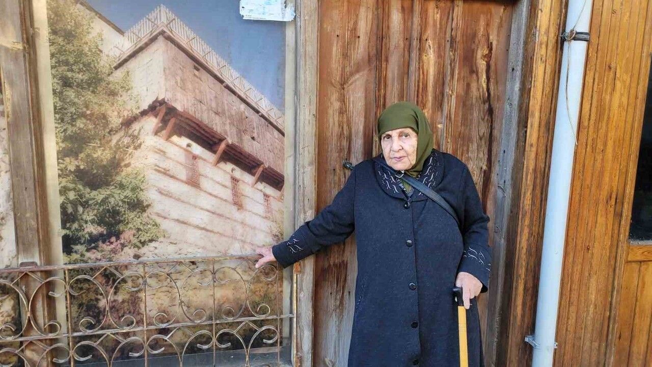 90 Yaşındaki Fikriye Nine, Manileriyle Kültürel Mirası Yaşatıyor