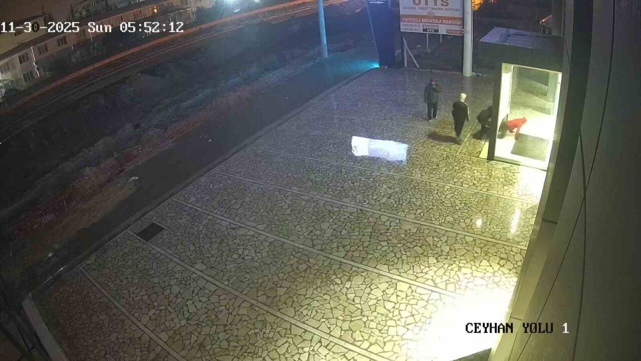 Adana'da Dört Çocuk Motosiklet Galerisinden Hırsızlık Yaptı