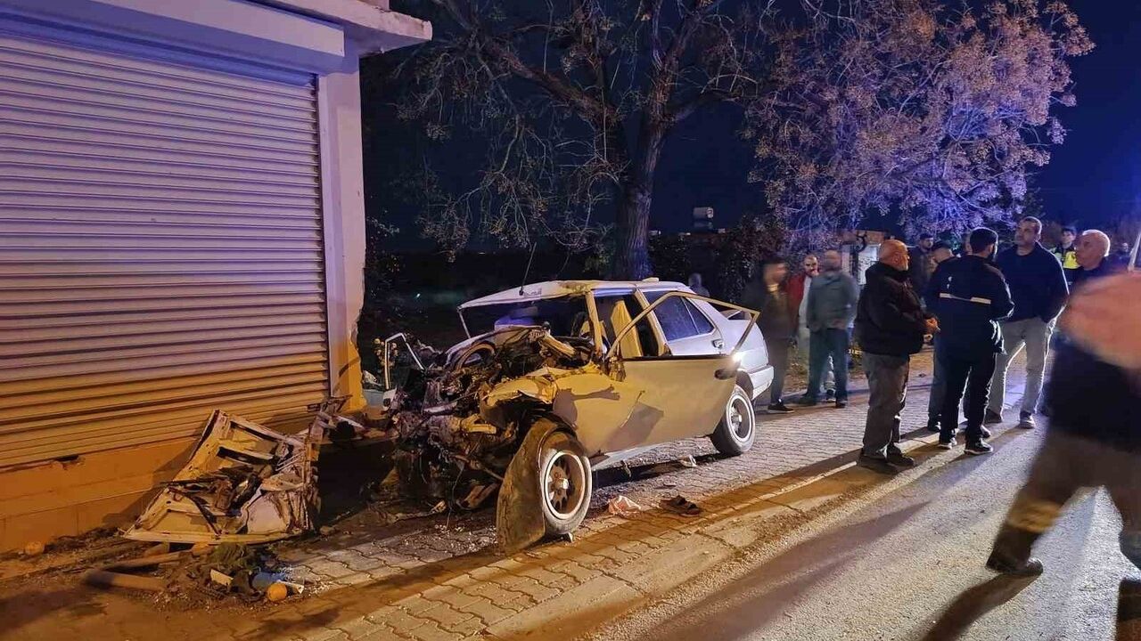 Adana'da Feci Kaza: 14 Yaşındaki Çocuk Sürücü Hayatını Kaybetti