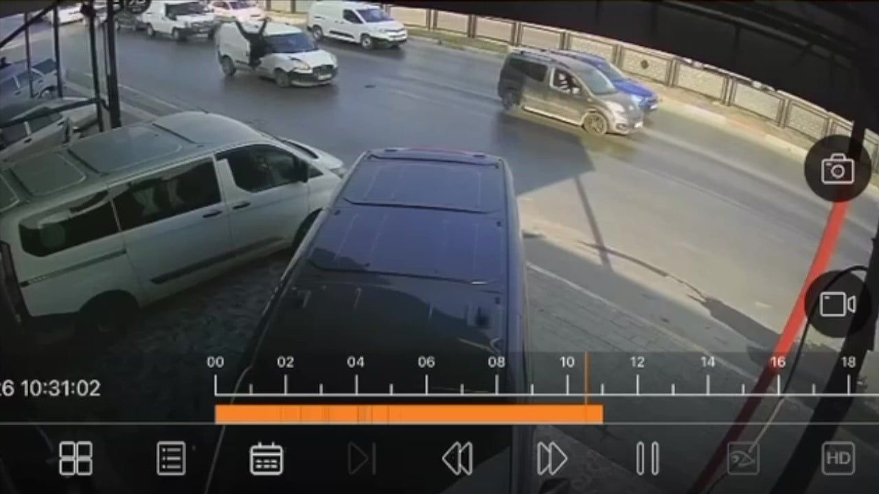Adana'da Hafif Ticari Araç Yaya Çarptı: Olay Anı Güvenlik Kamerasında