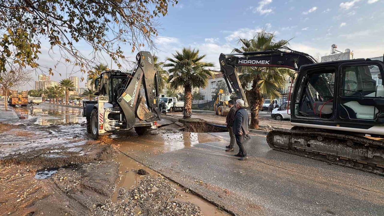 Adana'da İçme Suyu Borusu Patladı