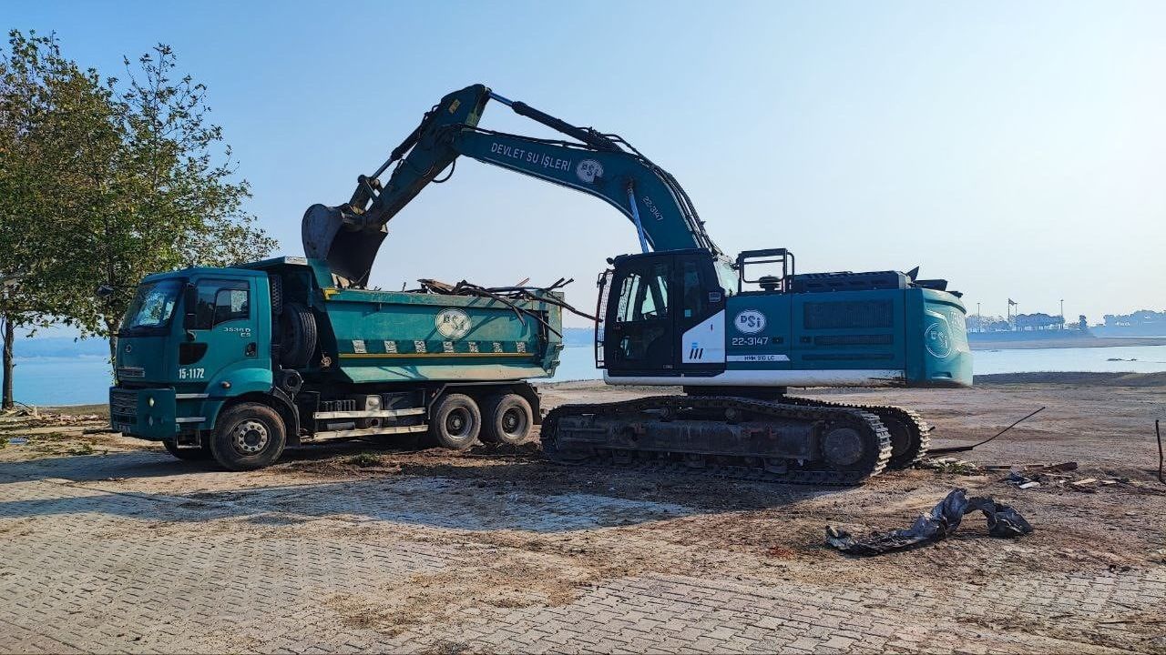 Adana'da Kaçak Yapıların Yıkım Süreci Devam Ediyor