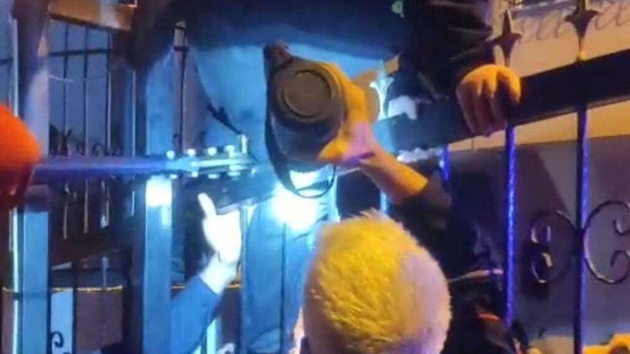 Adana'da Kapıya Takılan Çocuk Hastaneye Kaldırıldı