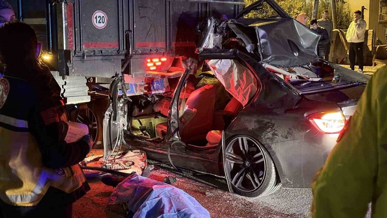 Adana'da Lüks Otomobilin Kamyona Çarpması: 1 Ölü, 2 Yaralı