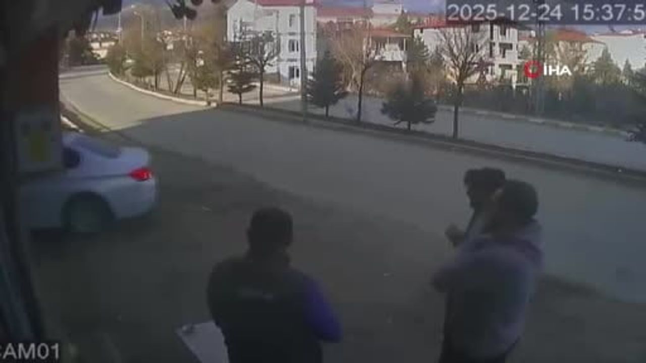 Adana'da Oto Yıkamadan Çıkan Araca Çarpan Hızlı Araç