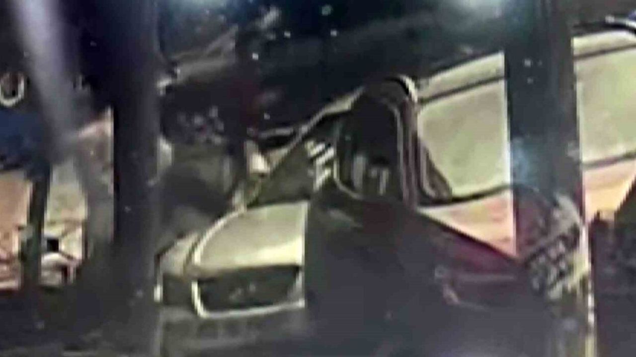 Adana'da Otomobilin Aynasına Tekme Atıldı