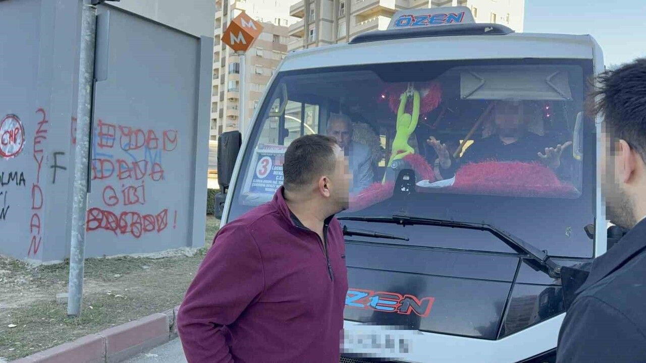 Adana'da PTT Kargo Aracı ile Dolmuş Şoförü Arasındaki Tartışma Kavgaya Dönüştü