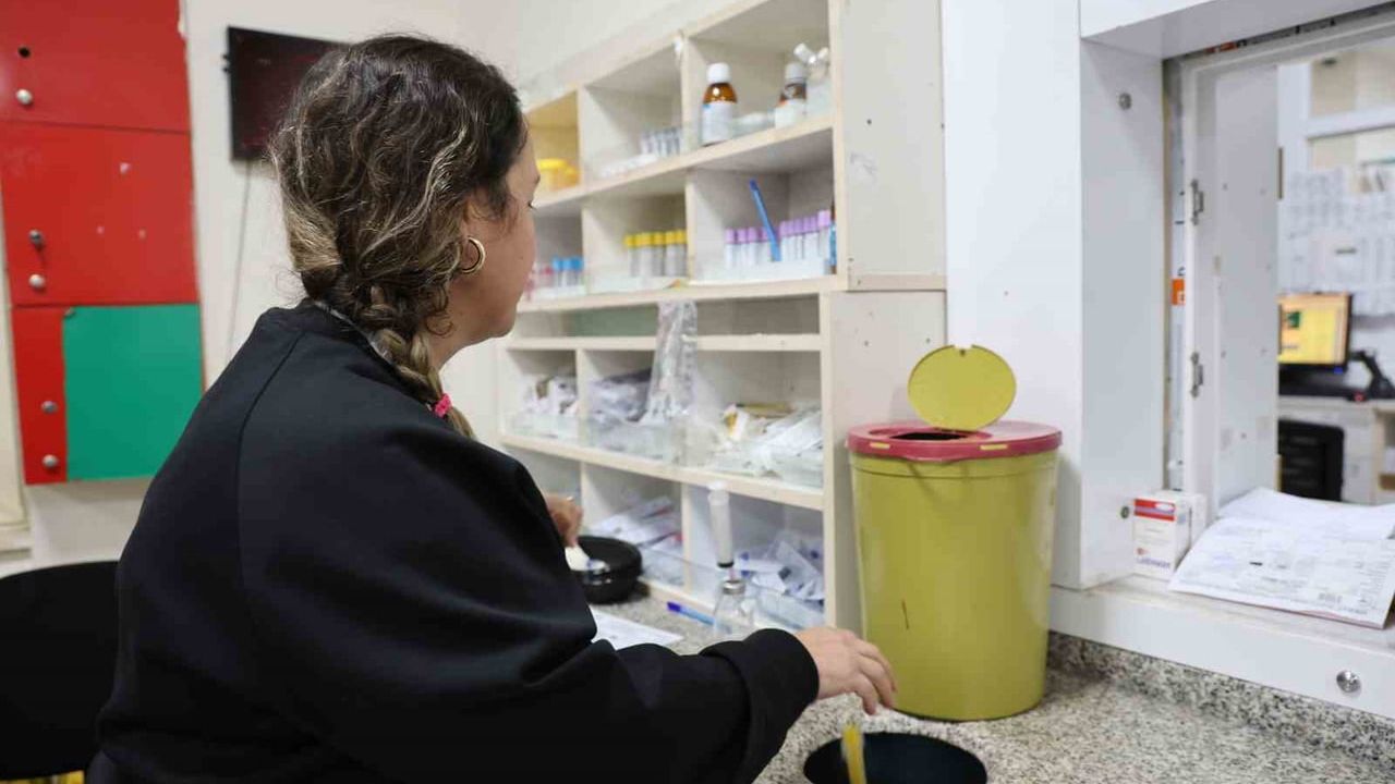 Adana'da Sağlık Çalışanları Yeni Yılda Şifa Dağıtıyor