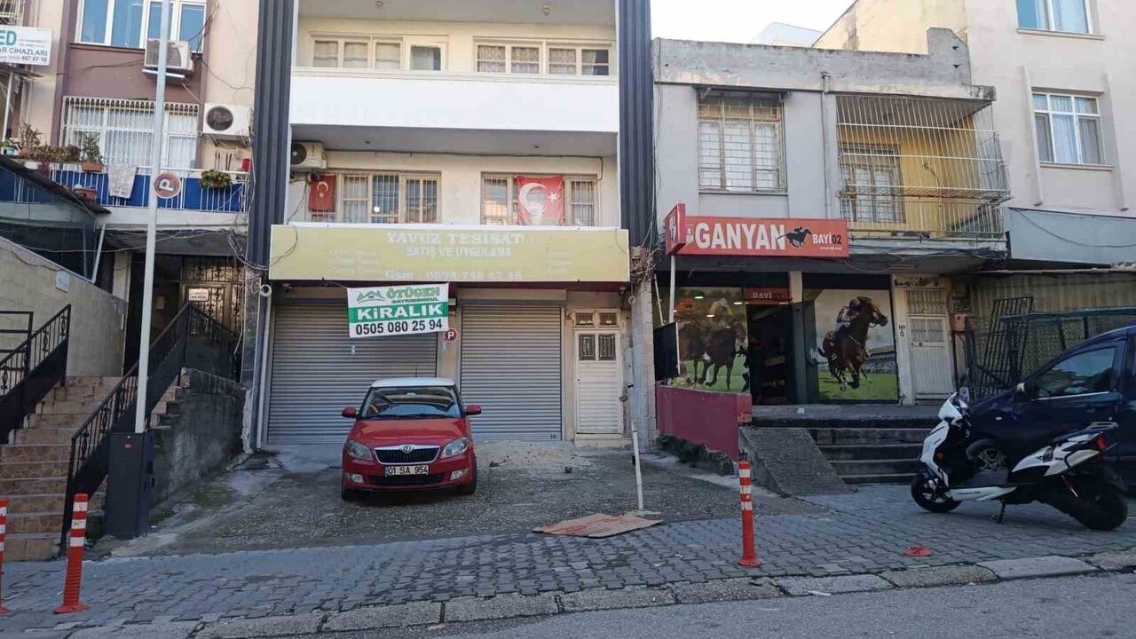 Adana'da Sokak Ortasında Silahlı Kavga: Bir Kişi Ağır Yaralandı