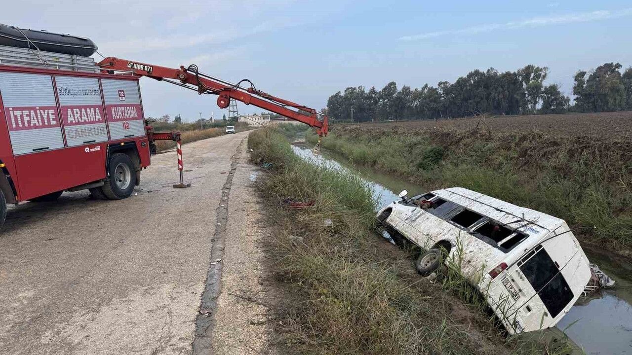 Adana'da Tarım İşçilerini Taşıyan Minibüs Kanala Devrildi