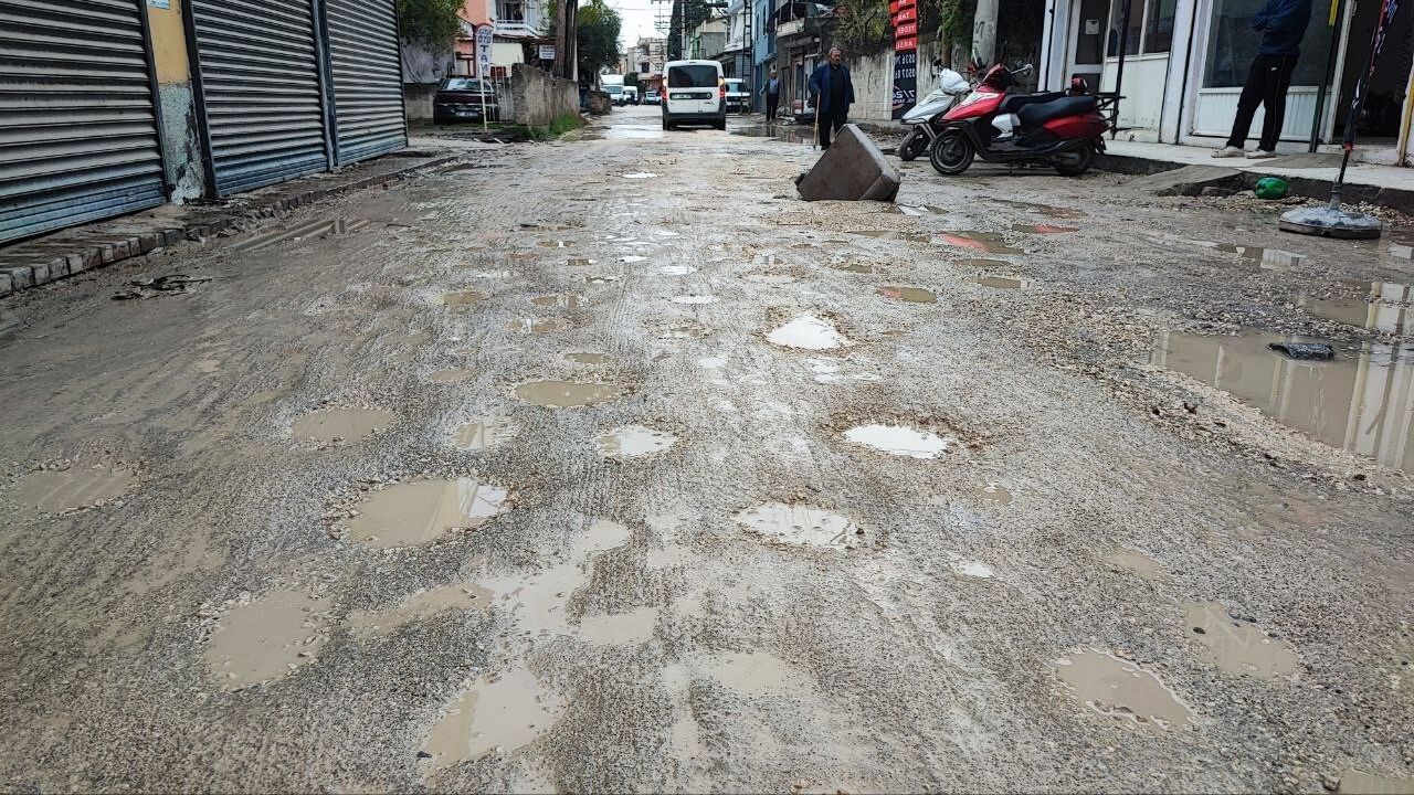 Adana'daki Çöken Yola İlginç Önlem: Kanepe Kolu