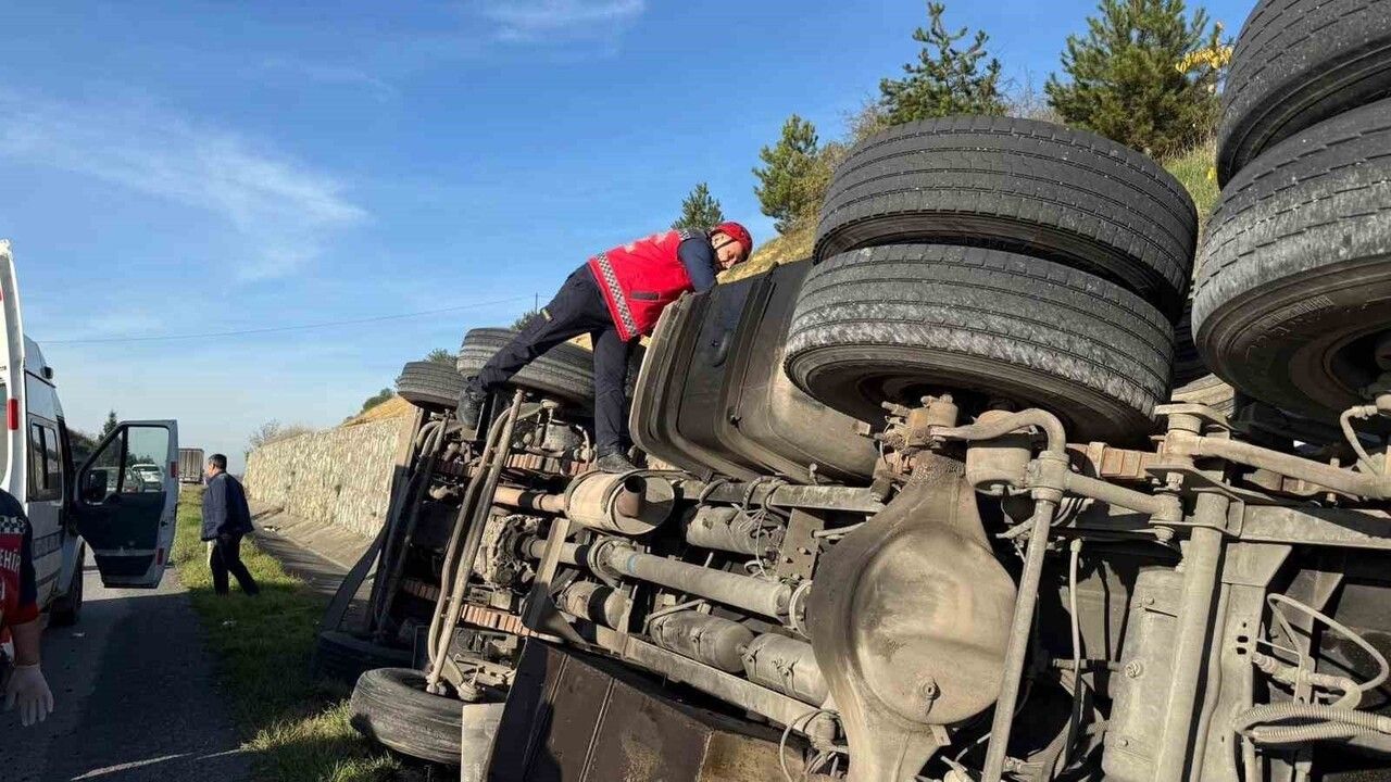 Adapazarı'nda Tanker Devrildi: 1 Yaralı