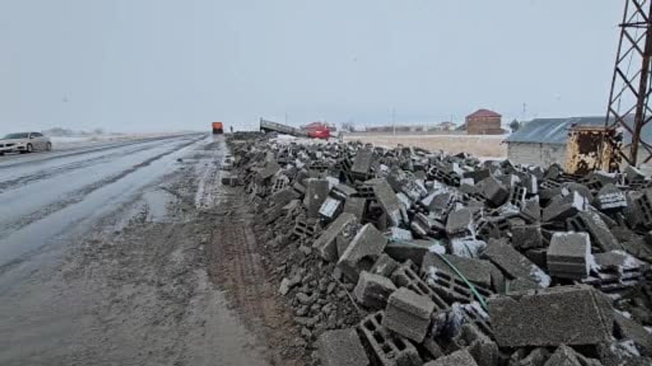 Adilcevaz'da Briket Yüklü Tır Devrildi: 1 Yaralı