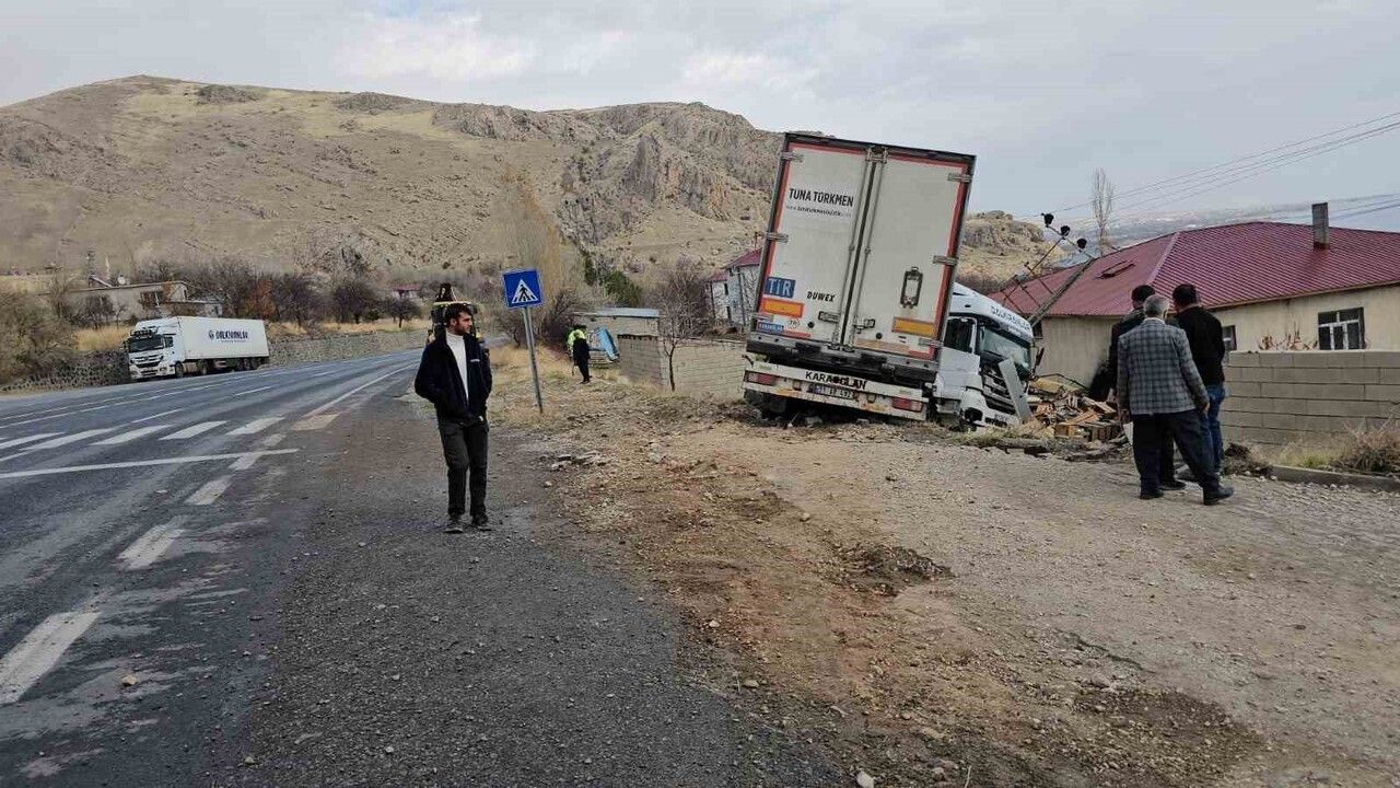 Adilcevaz'da Tavuk Eti Yüklü Tırın Kazası