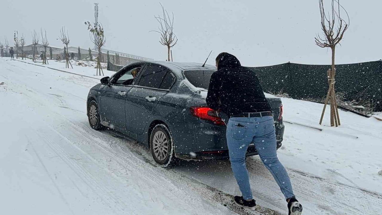 Adıyaman'da Kar Yağışı Uçuşları Etkiledi