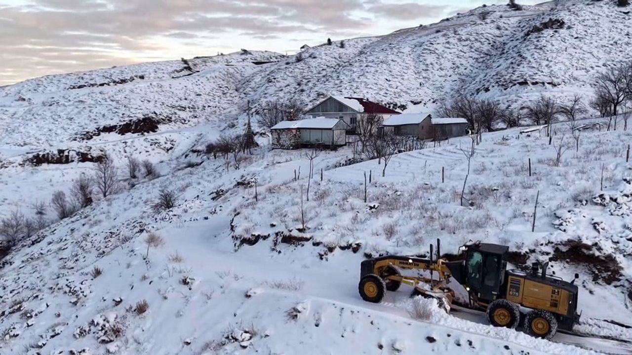 Adıyaman'da Karla Mücadele Çalışmaları Aralıksız Devam Ediyor