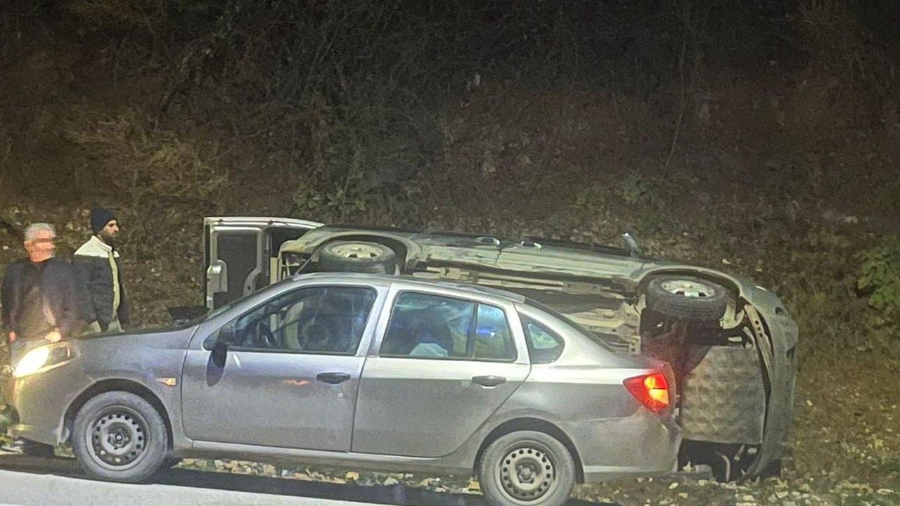 Adıyaman'da Kaygan Yolda Otomobil Devrildi