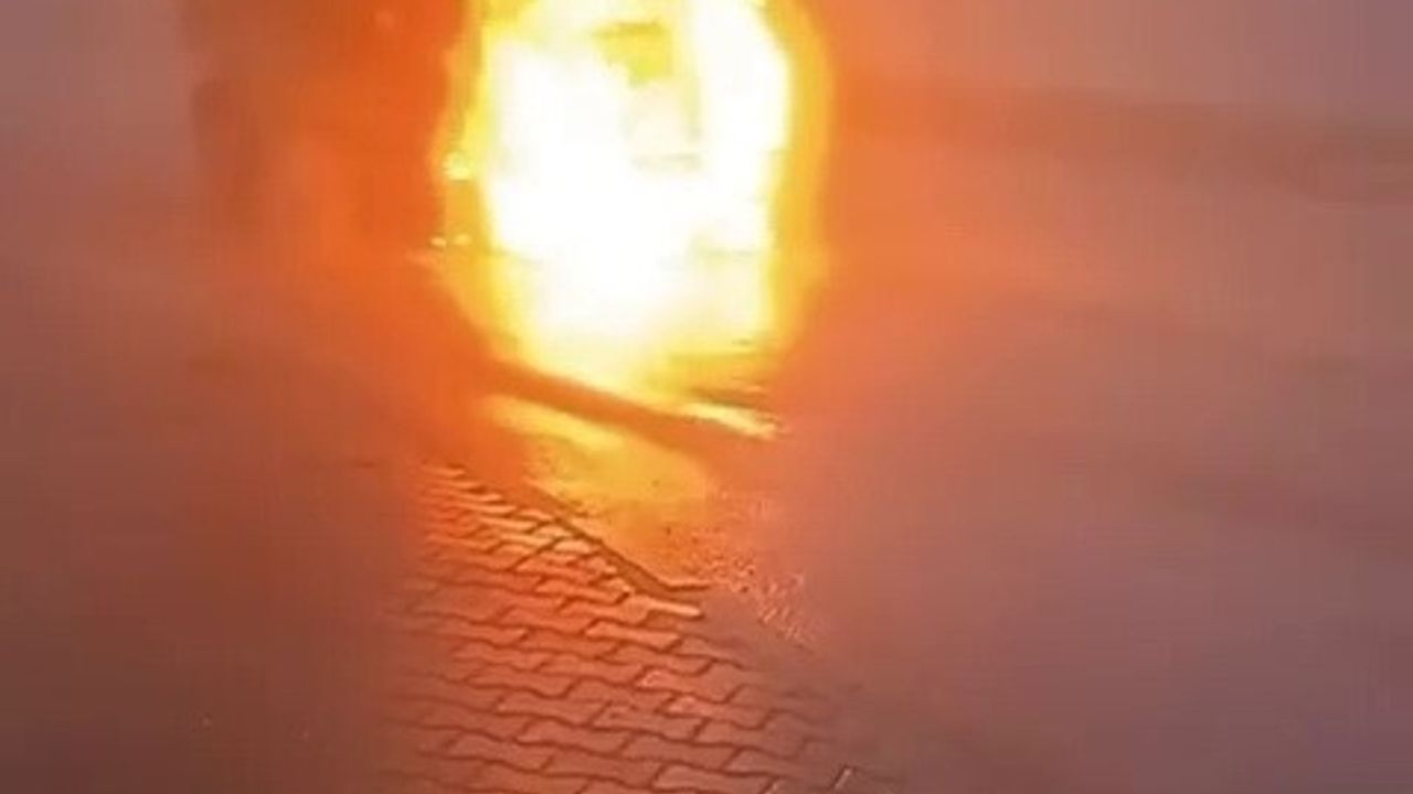 Adıyaman'da Seyir Halindeki Araç Yangını