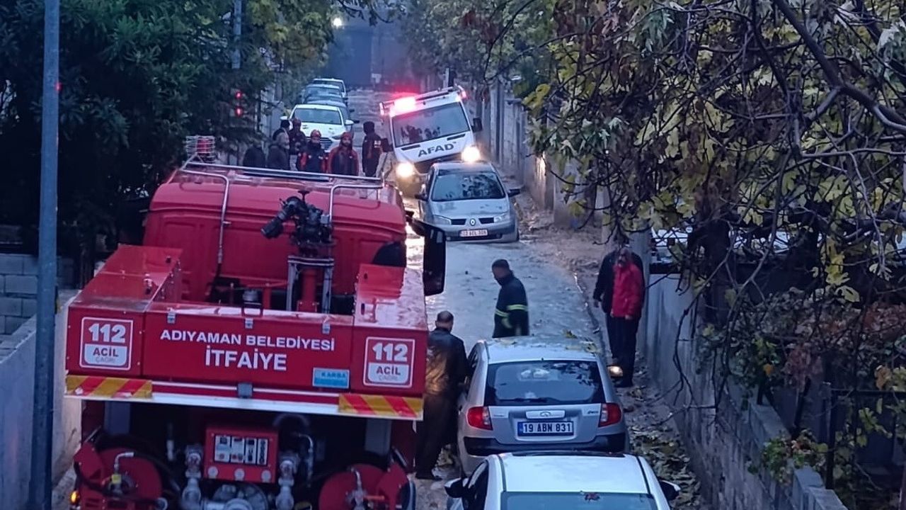 AFAD Aracı Adıyaman'da İtfaiye Ekipleri Tarafından Kurtarıldı