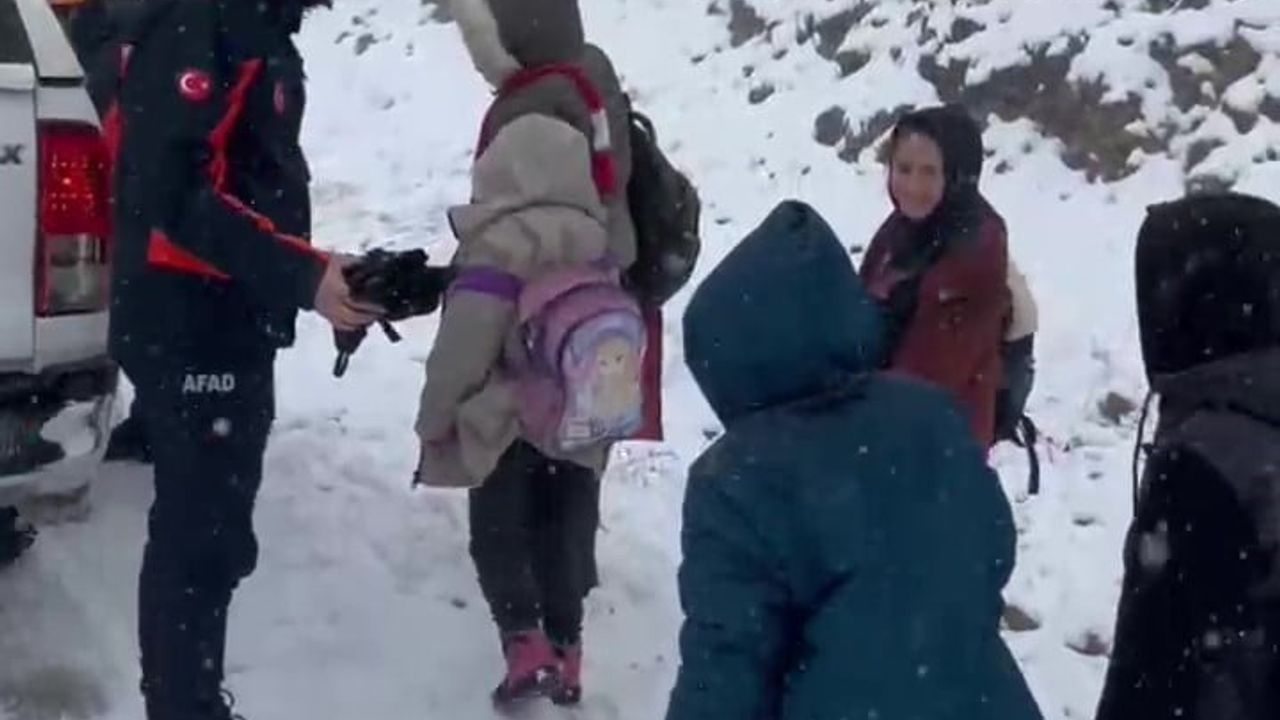 AFAD Ekibi, Karlı Yolda Mahsur Kalan Öğrencilere Yardım Etti