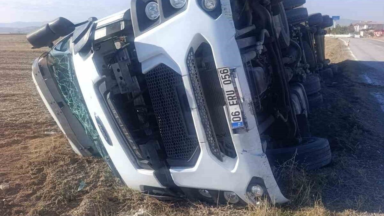 Afyonkarahisar'da Kalorifer Peteği Yüklü Tır Devrildi