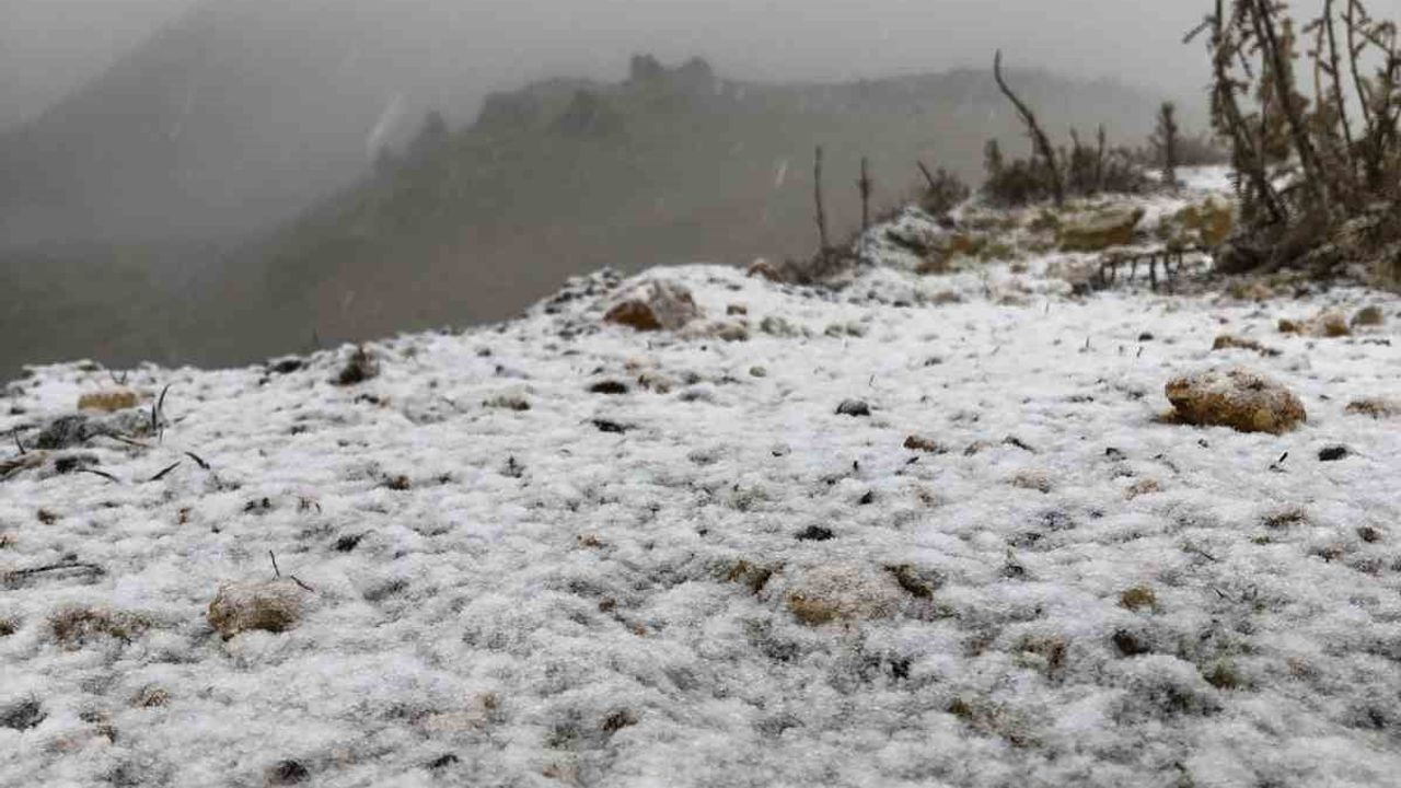 Afyonkarahisar'da Kar Yağışı Başladı