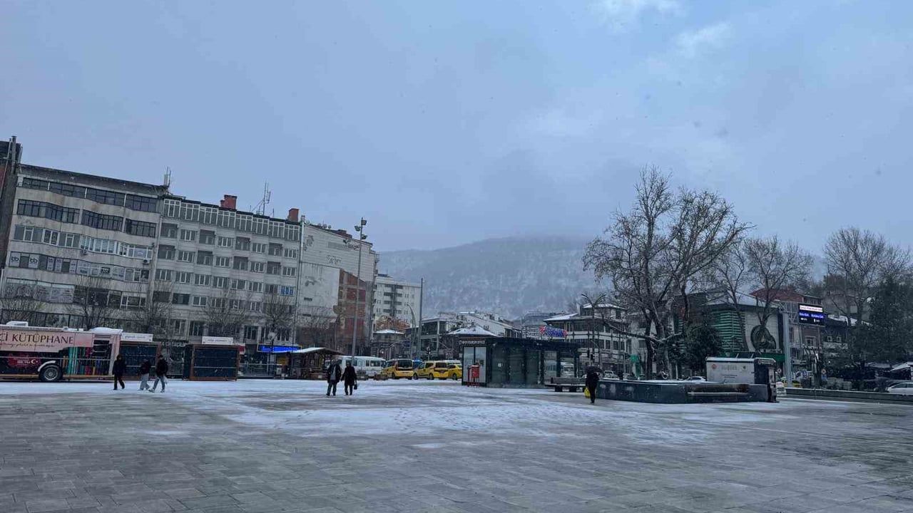 Afyonkarahisar'da Kar Yağışı Hayatı Olumsuz Etkiledi