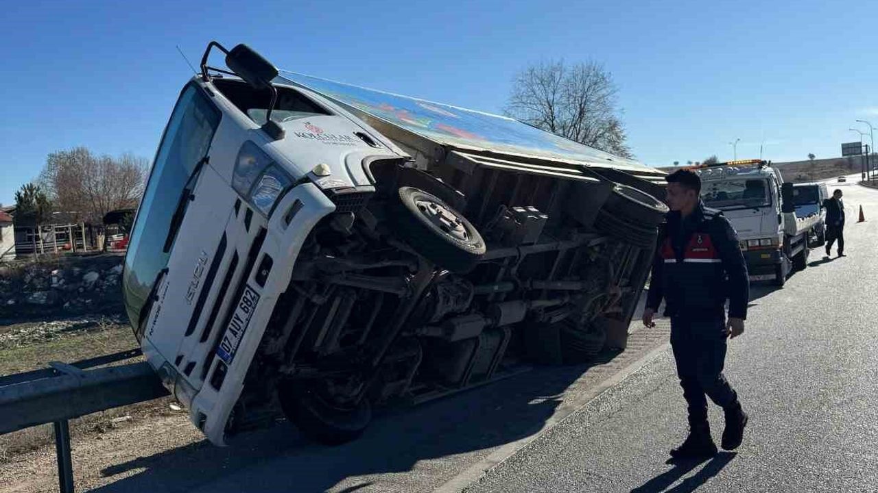 Afyonkarahisar'da Kontrolden Çıkan Kamyonette İki Yaralı