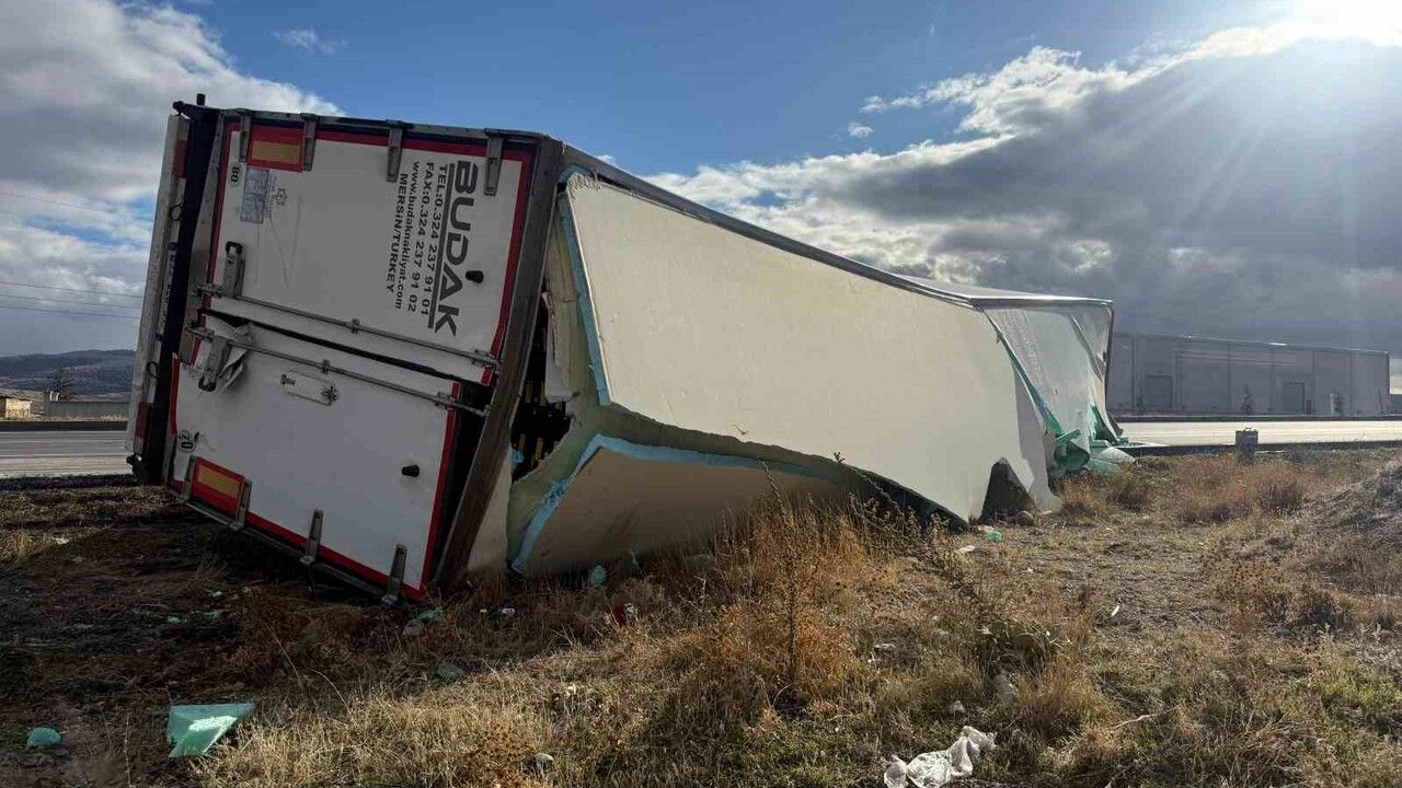 Afyonkarahisar'da Meyve Yüklü Tır Kazası