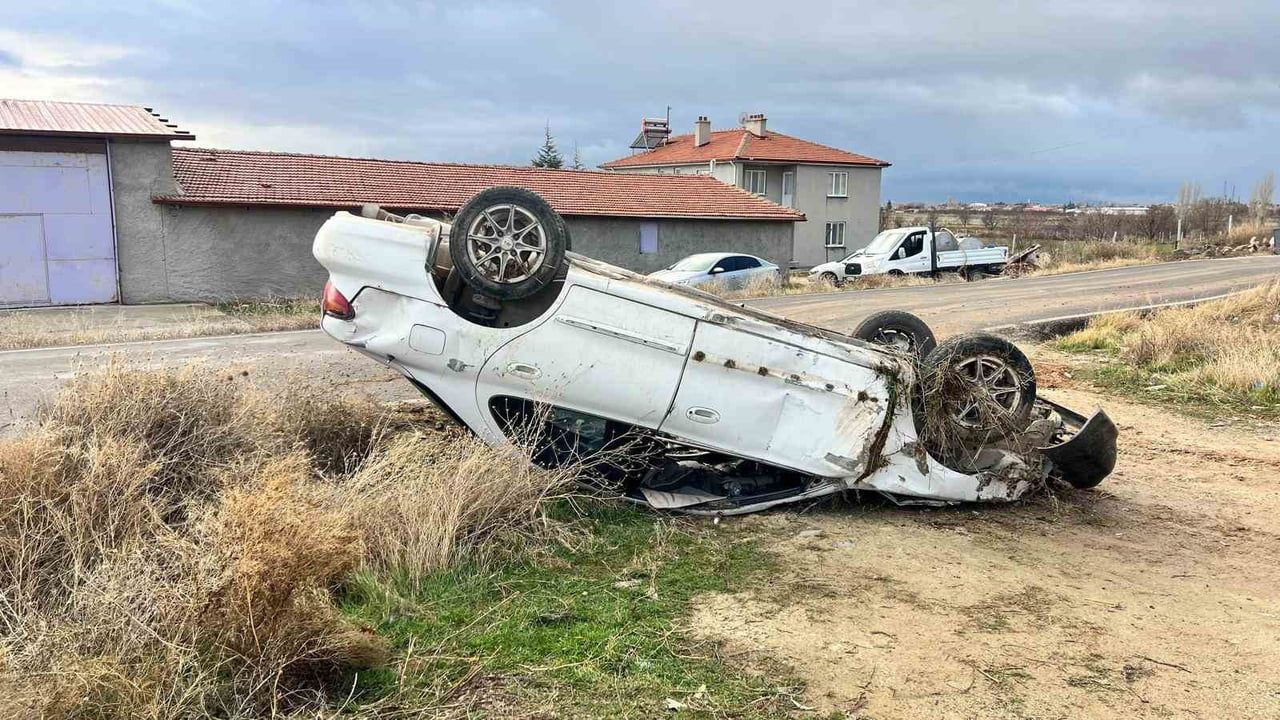 Afyonkarahisar'da Şarampole Devrilen Araçta Sürücü Yaralandı