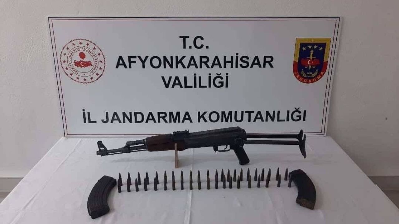 Afyonkarahisar'da Şüpheli Araçta Kalaşnikov Tüfeği Ele Geçirildi