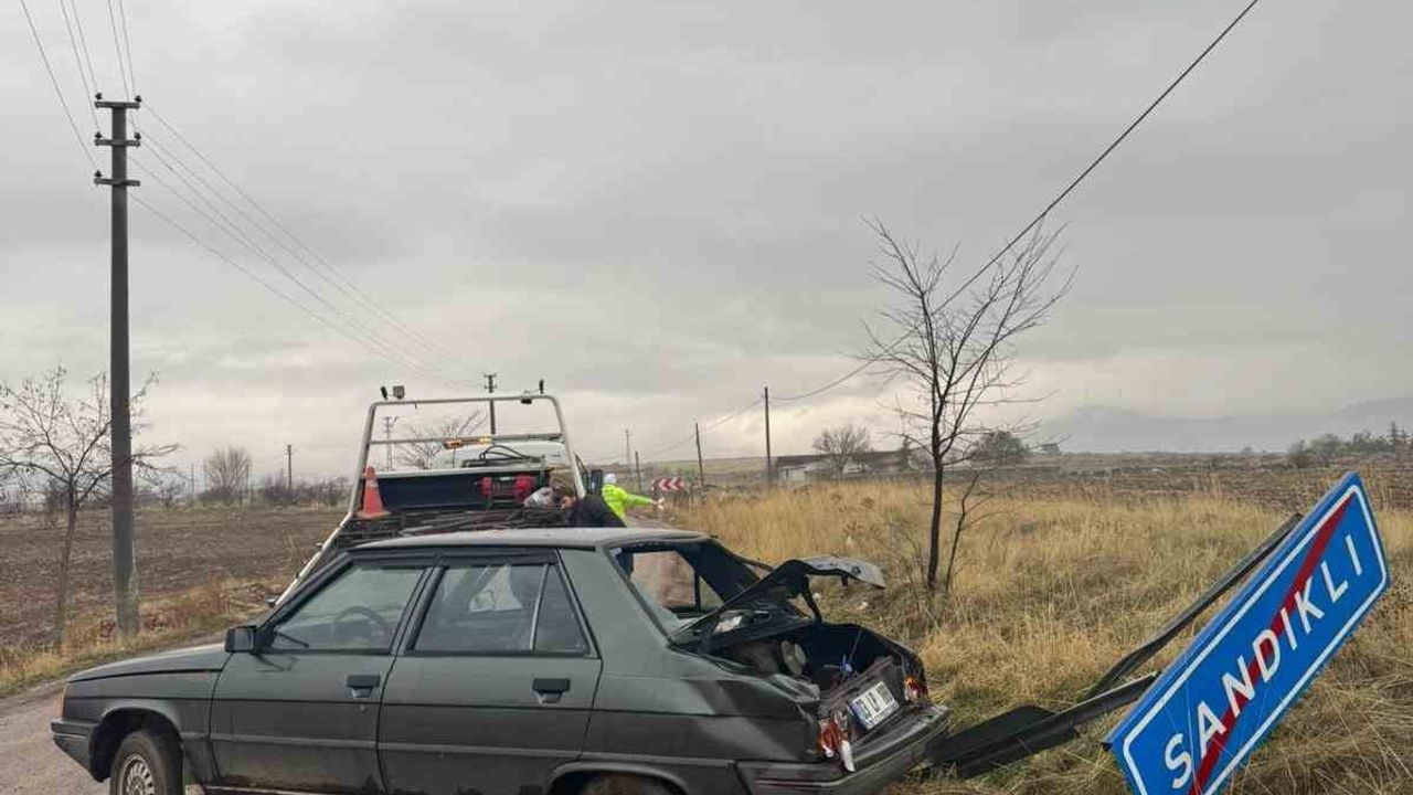 Afyonkarahisar'da Trafik Kazası: 3 Yaralı