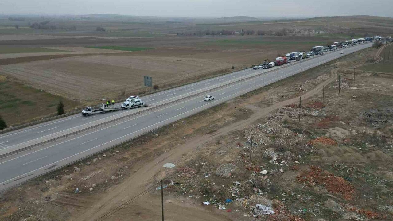 Afyonkarahisar'da Trafik Kazası: Tek Yönlü Ulaşım Kesildi