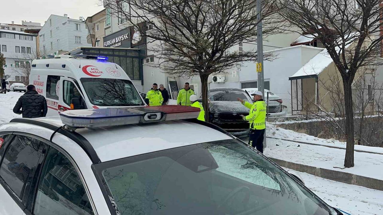 Ağaç, Kontrolden Çıkan Otomobili Durdurdu