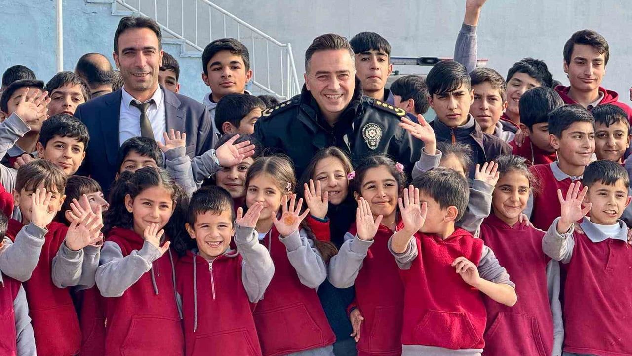 Ağrı’da Emniyet Personelinden Öğrencilere Kışlık Bot Destek