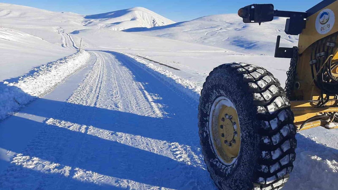 Ağrı'da Kapanan Köy Yolları Yeniden Açıldı