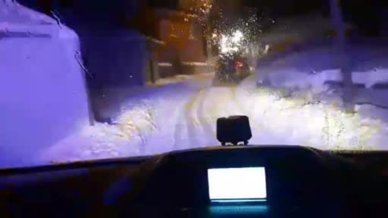 Ağrı'da Kar Engeli Aşarak Hastayı Kurtaran Ekipler