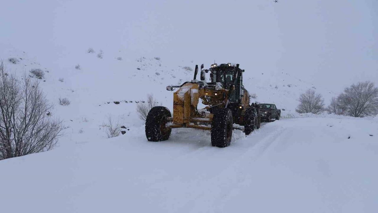 Ağrı'da Kar Yağışı 423 Köy Yolunu Kapattı