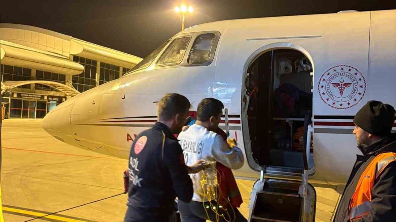 Ağrı'da Karaciğer Yetmezliği Geçiren Çocuk Uçak Ambulansla Ankara'ya Sevk Edildi