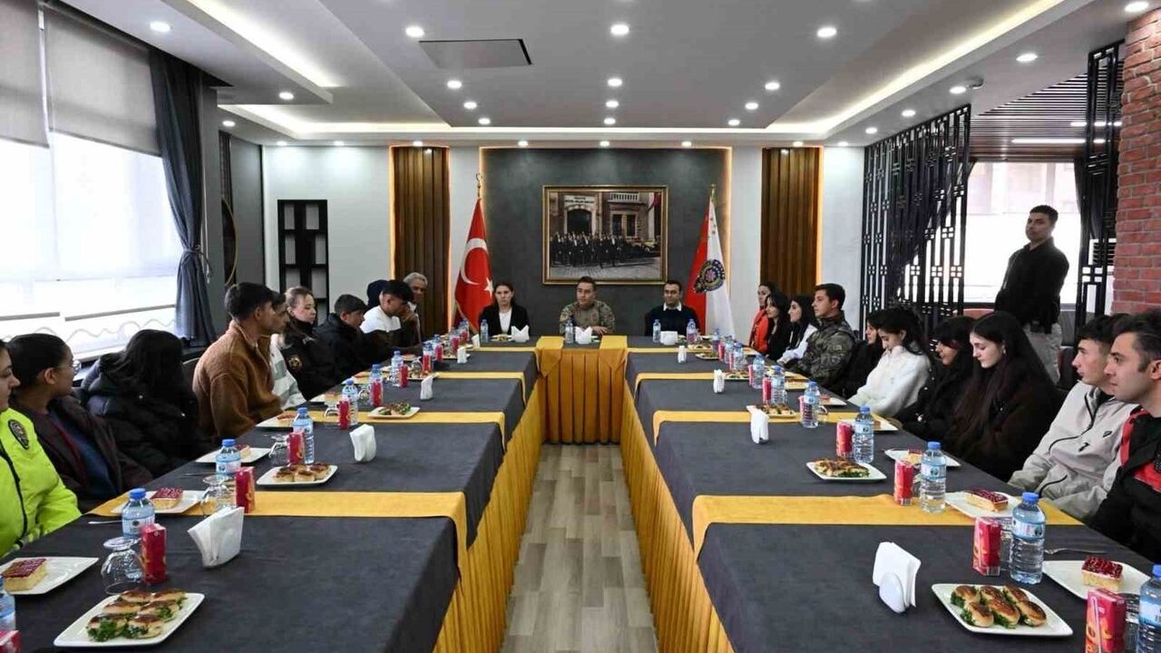 Ağrı'da Öğrencilere Üniversite Gezisi ve Emniyet Söyleşisi Düzenlendi