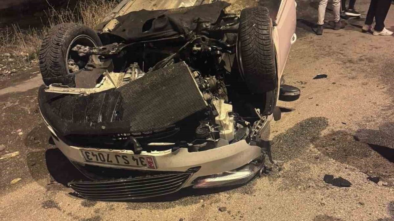 Ağrı'da Takla Atan Araçta İki Yaralı