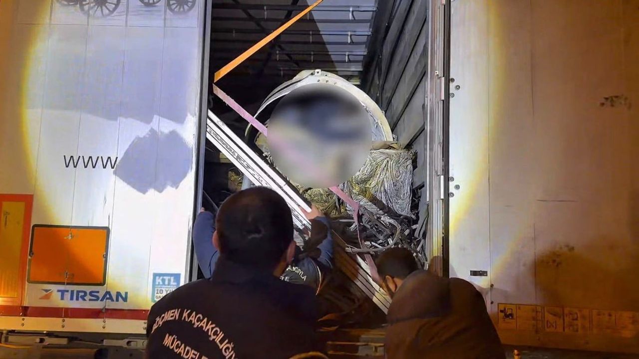 Ağrı'da Tır Dorsesinde 14 Düzensiz Göçmen Yakalandı