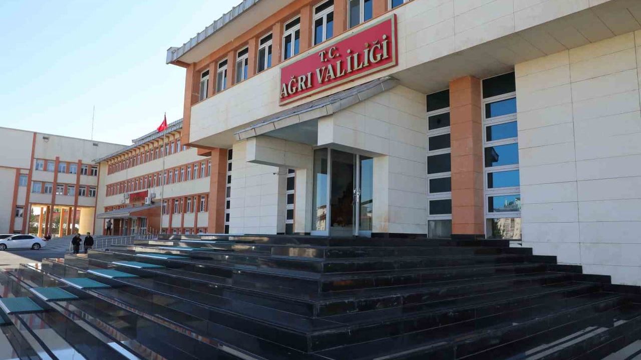 Ağrı'da Yoğun Kar Nedeniyle Eğitime Ara Verildi