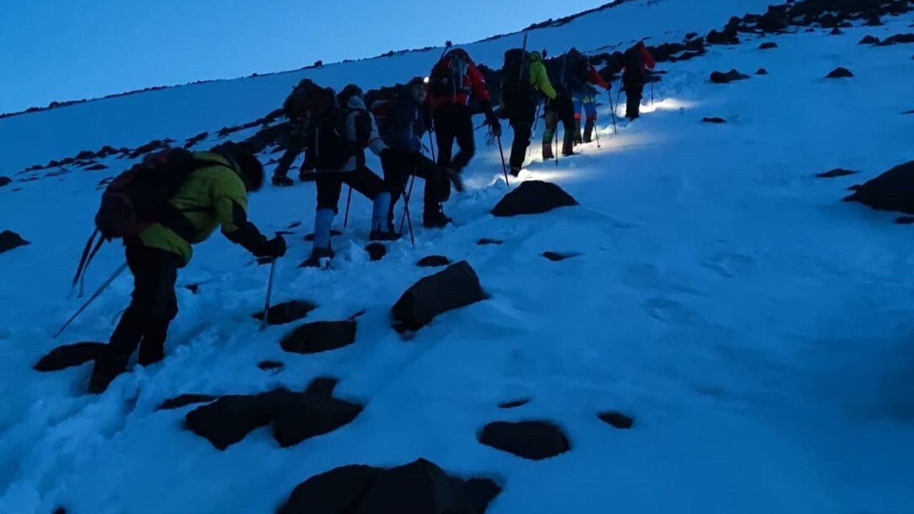 Ağrı Dağı'nda Karla Mücadele: Zorlu Tırmanış Devam Ediyor