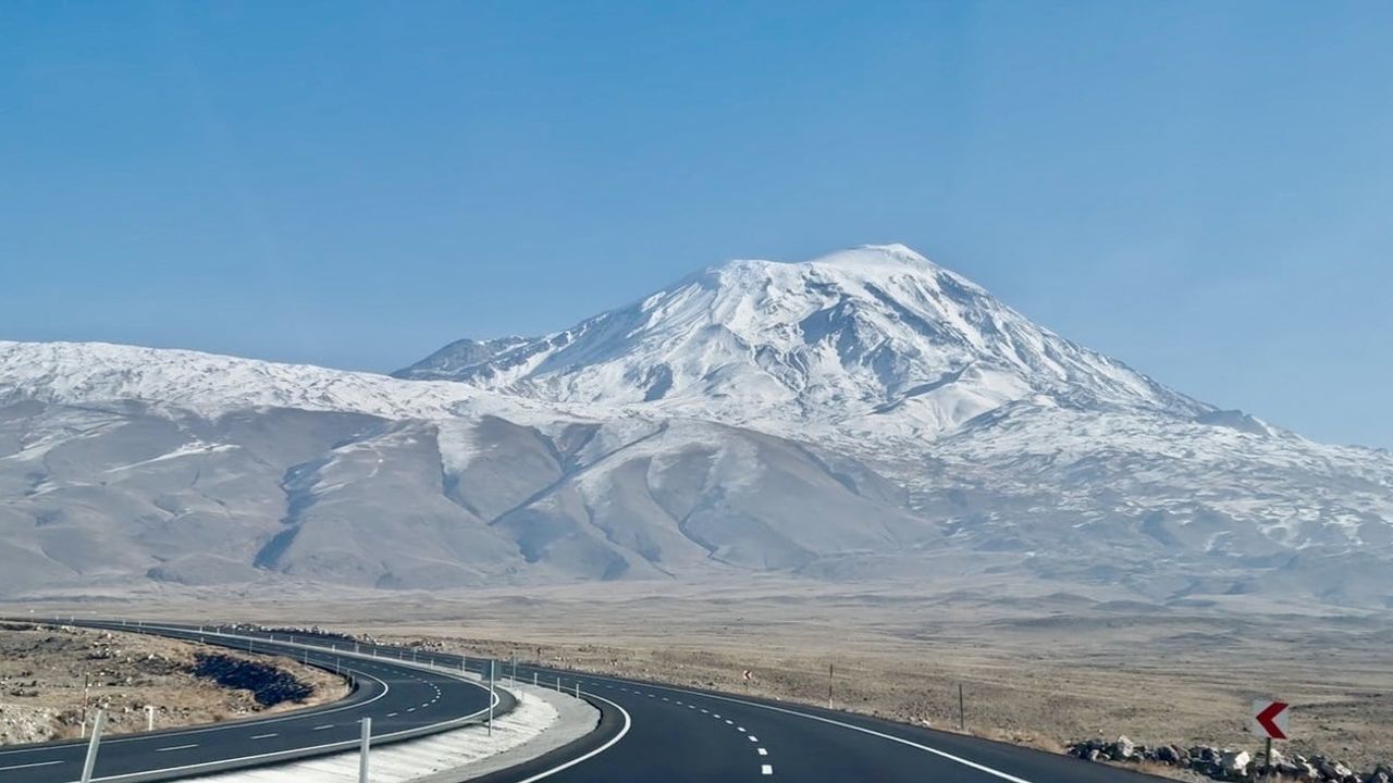 Ağrı Dağı'nın Büyüleyici Görselliği