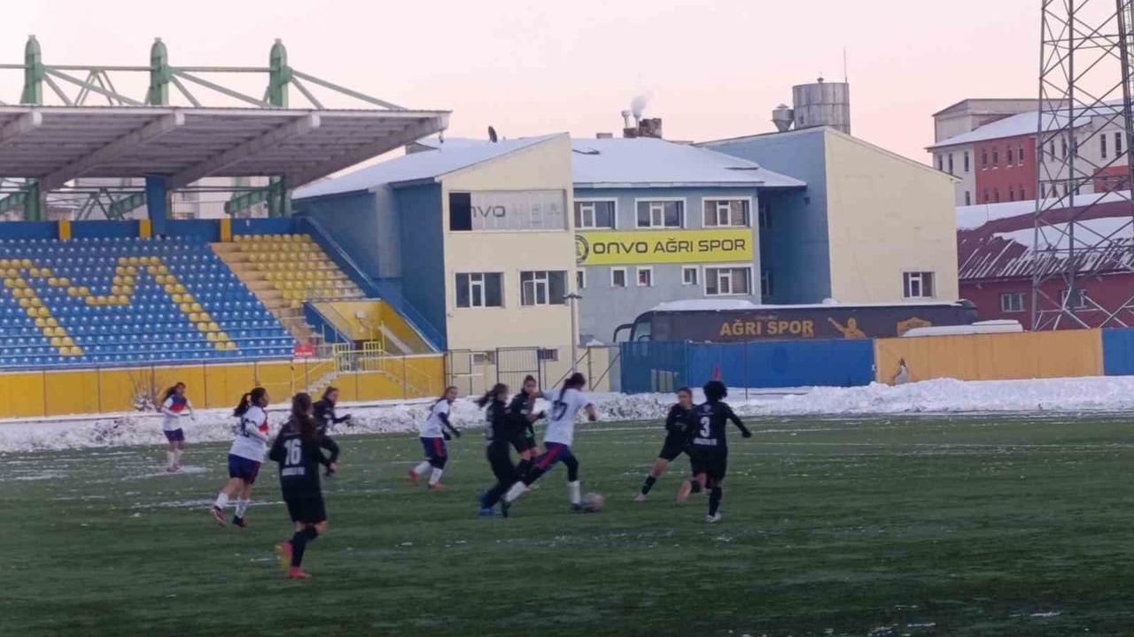 Ağrı Kadın Futbol Takımı Zorlu Koşullarda 4-1 Galip Geldi