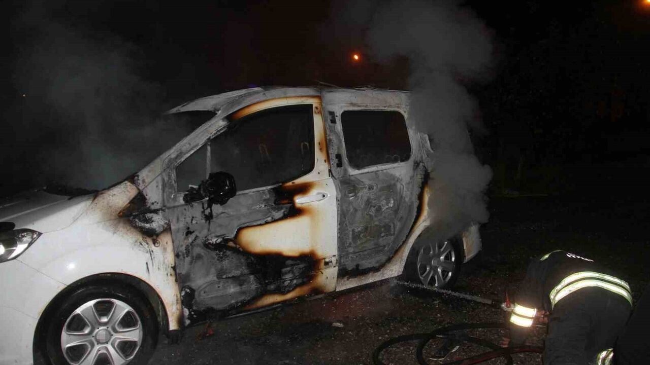 Ailesiyle Tartışan Kişi Araç Yaktı