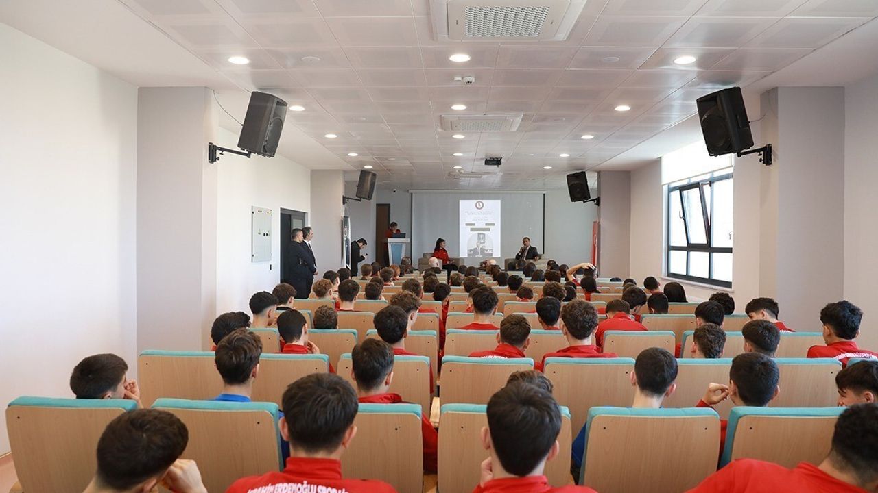 Akçaabat Belediye Başkanı Ekim, İbrahim Erdemoğlu Spor Lisesi Öğrencileriyle Buluştu